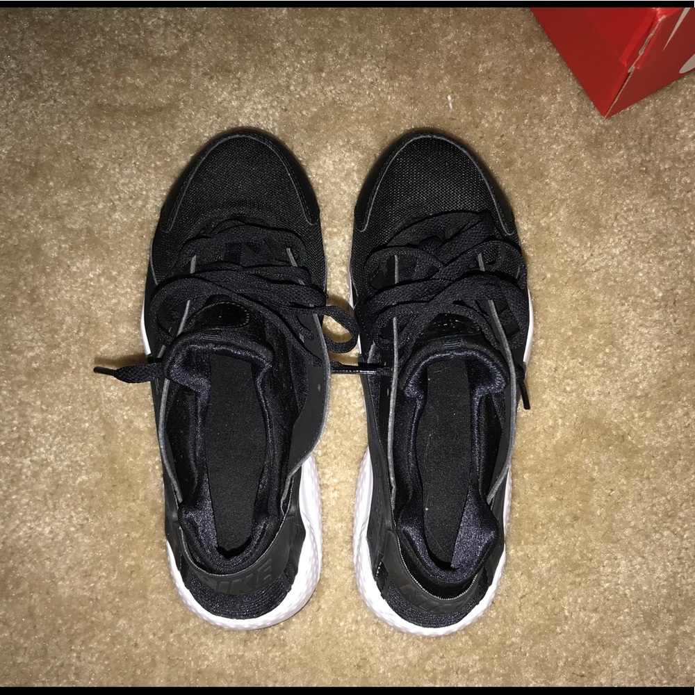 Black Nike Huaraches